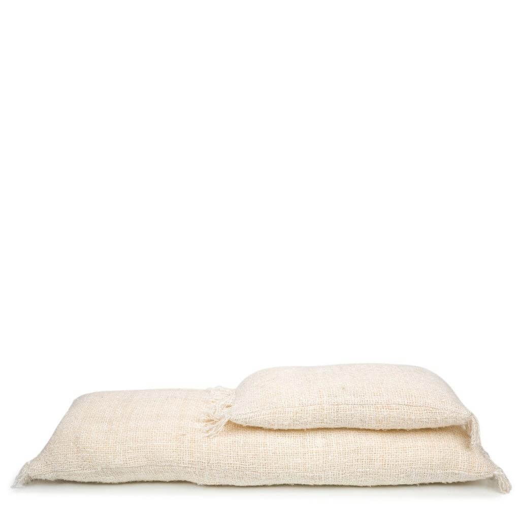 De Oh My Gee Kussenhoes in cream, 30x50 cm. Voeg een boho-touch toe aan je interieur met zachte textuur. Geen binnenkussen inbegrepen.