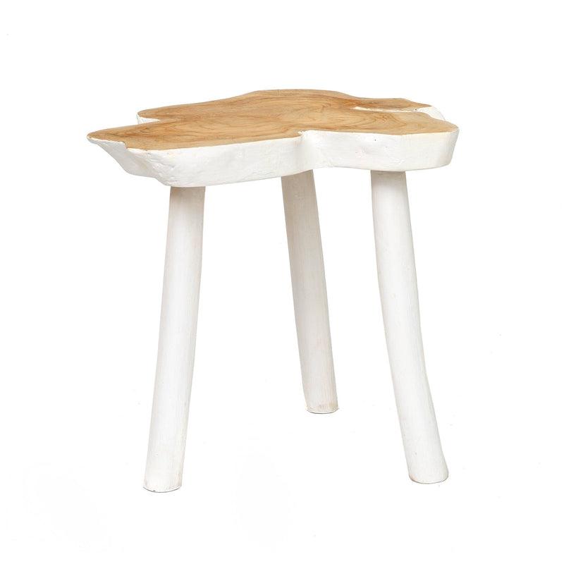De Organic Bijzettafel in naturel wit met organische vorm en drie poten, geschikt voor elke kamer of overdekt terras.