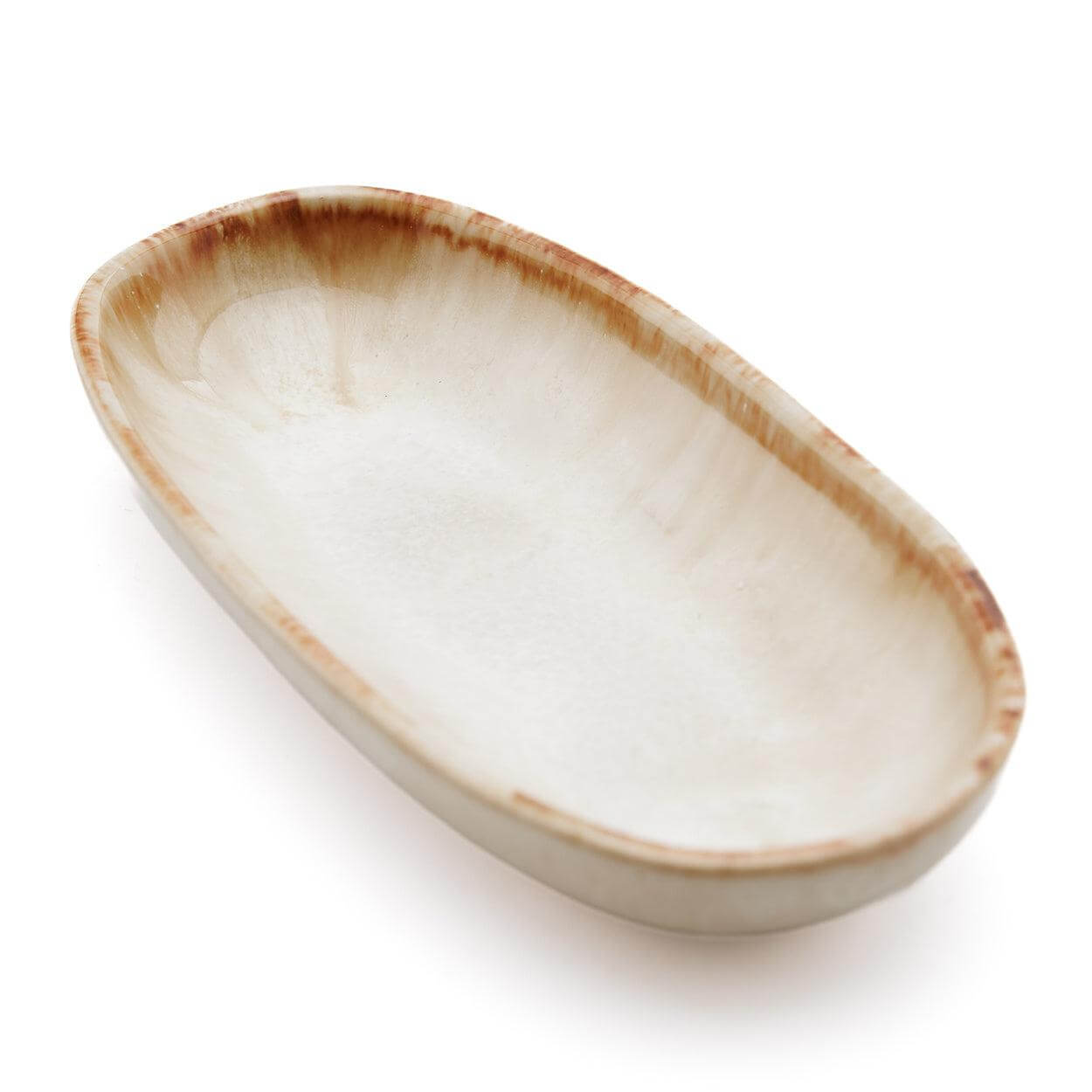 Handgemaakte witte keramische schaal met vleugje geel, perfect voor elke tafelomgeving.