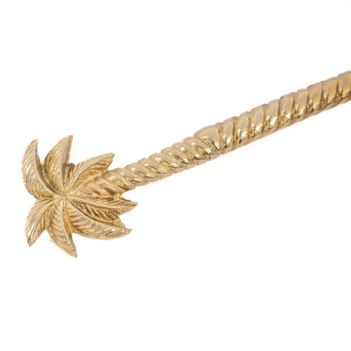 Gouden saladelepel met palmboom detail, luxe bestek van massief messing, deel van glanzende collectie, perfect voor tropische tafelsettings.
