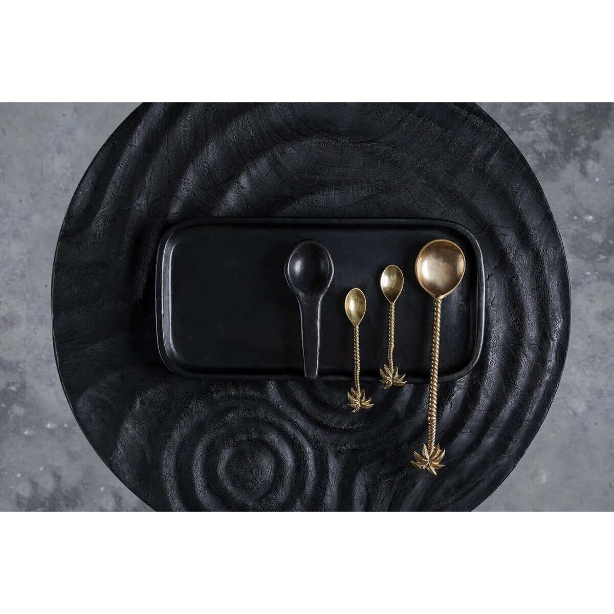 Chique De Palmboom saladelepels van goudkleurig messing op luxe presenteerblad, perfect voor een tropische tafelsetting.