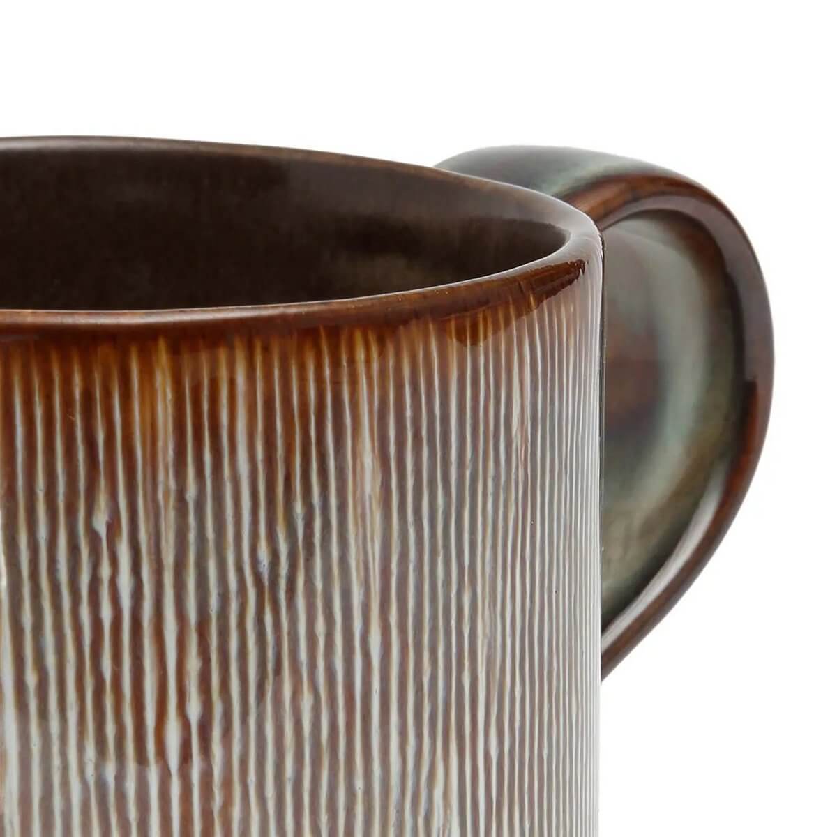 Close-up of De Peniche mok in earthy tones, showcasing its modern design inspired by Portugal's coastal charm. Perfect for cozy home moments.