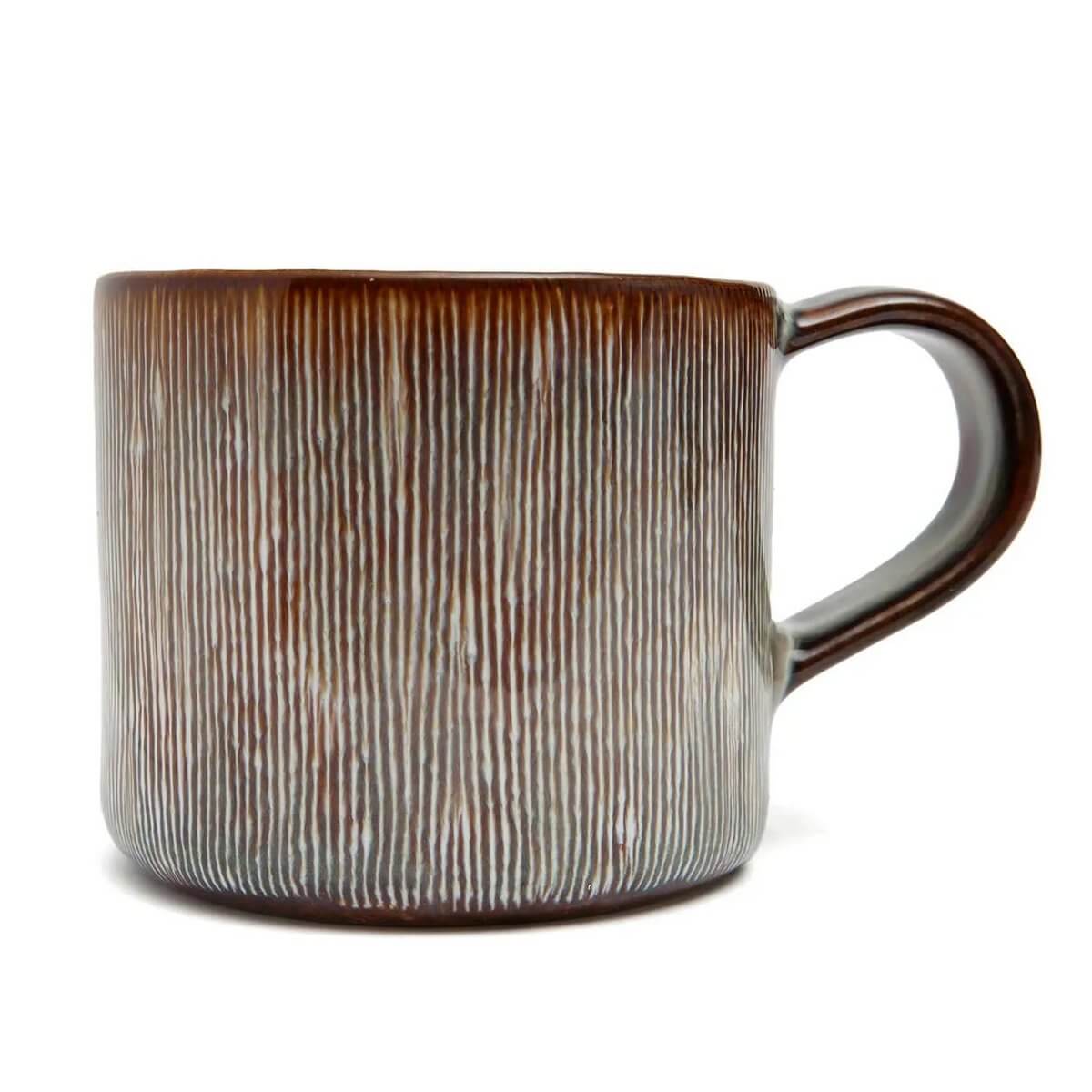 De Peniche-mok L with earthy tones, part of a 6-piece set, inspired by Portuguese coastal vibes. Perfect for coffee or tea. Handcrafted charm.