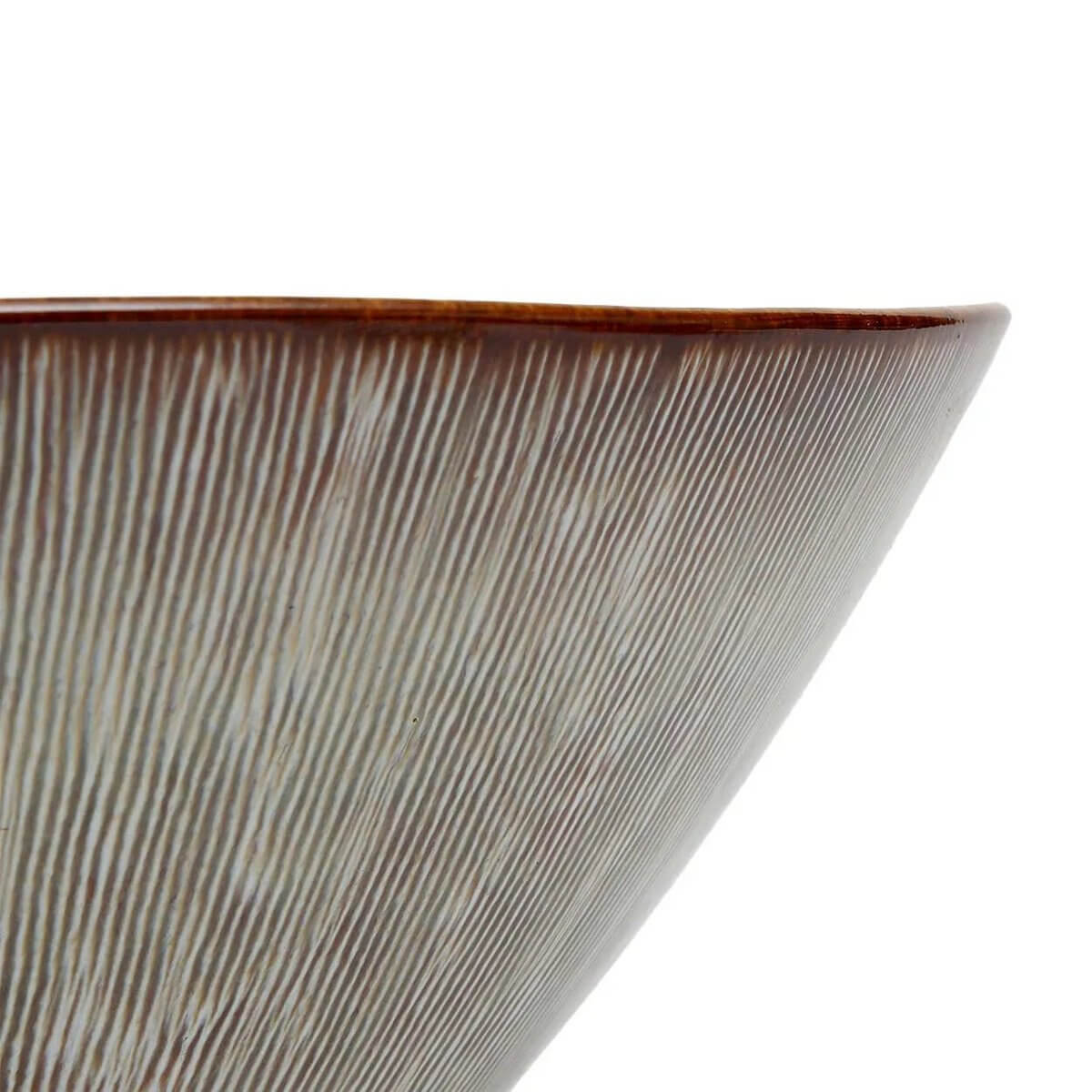 Close-up of textured rim of Peniche serveerschaal, inspired by Portuguese coastline. Perfect for salads, pasta, or fruit displays.