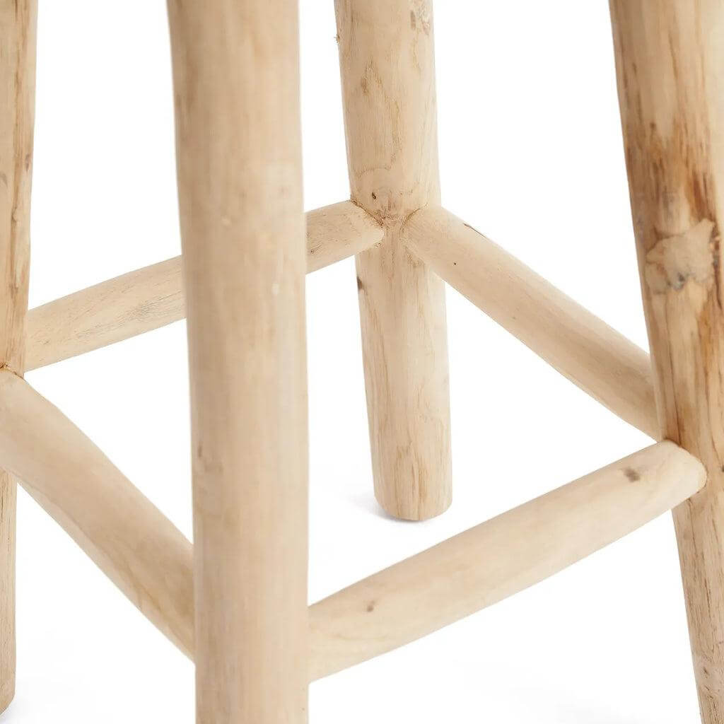 De Raffia barstoel in massief teakhout, detail van natuurlijke structuur en ambachtelijk ontwerp.