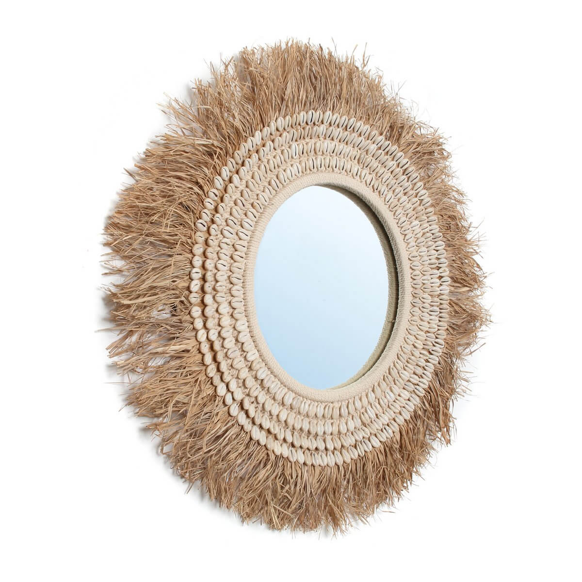 De Raffia Kauri Spiegel - Bohemian style mirror with natural white raffia and shell design, perfect for coastal interiors.