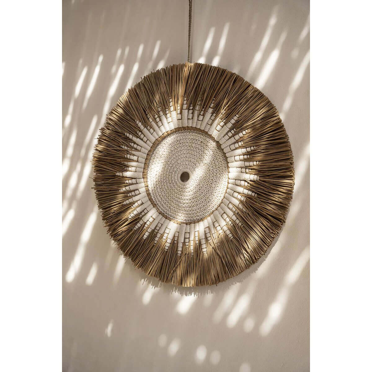 Prachtige witte macramé wanddecoratie met raffia, handgemaakt en bohemien, geschikt voor elk modern interieur. Bazar Bizar design.