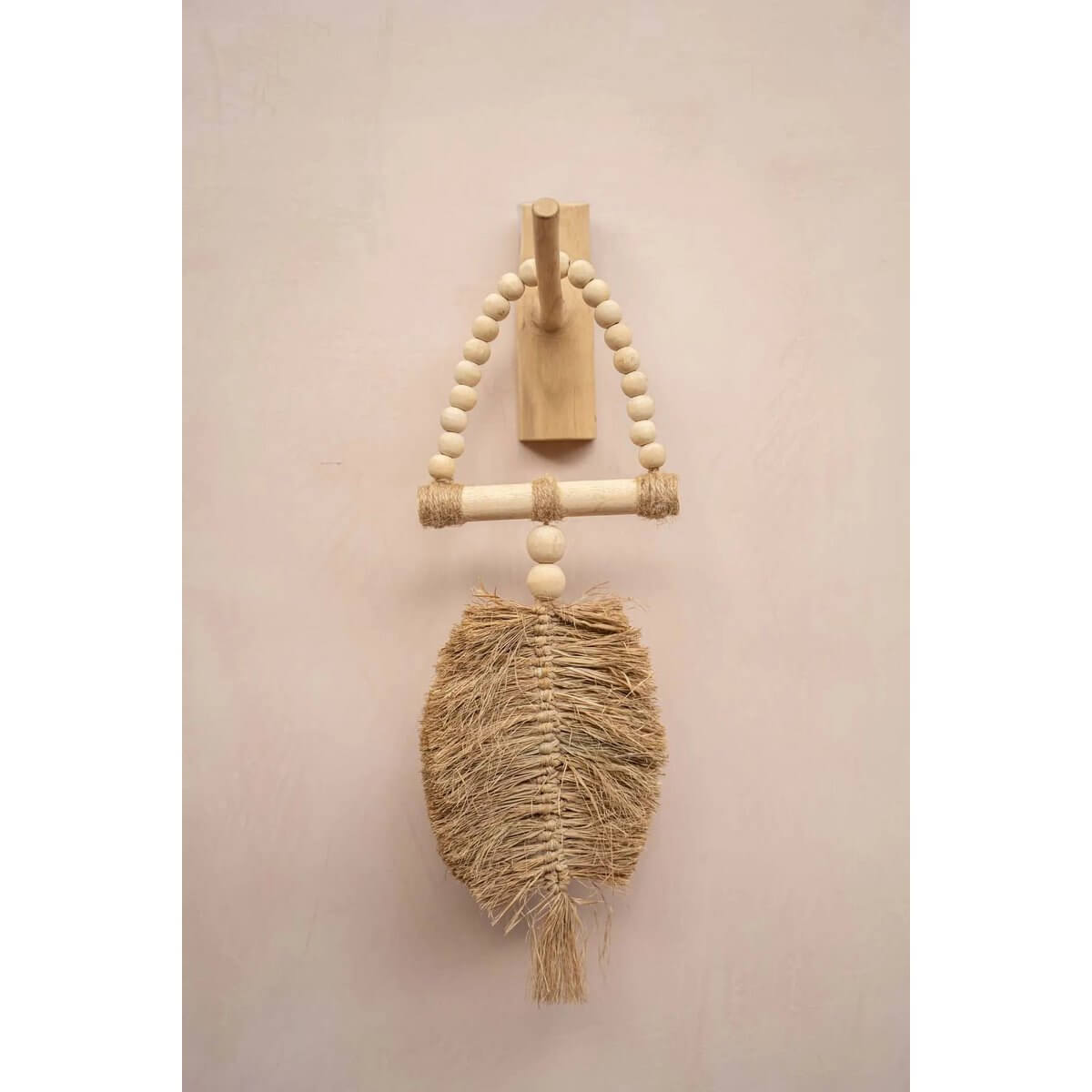 De Raffia-driehoek bohemian fringe, handmade by Balinese artisans, perfect for adding an exotic touch to doors, curtains, or walls.