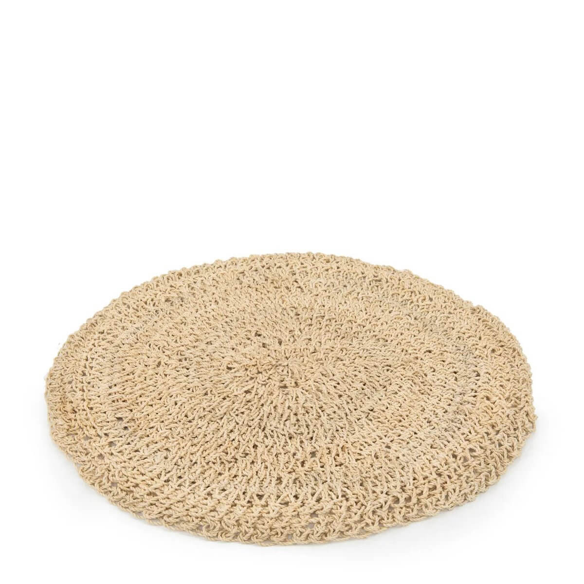 Round natural seagrass placemat with bohemian style, perfect for indoor and outdoor table settings by Bazar Bizar Living.