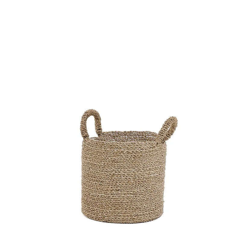 Handgeweven zeegras mand met handgrepen, perfecte natuurlijke opbergruimte voor planten of wasgoed in huis.