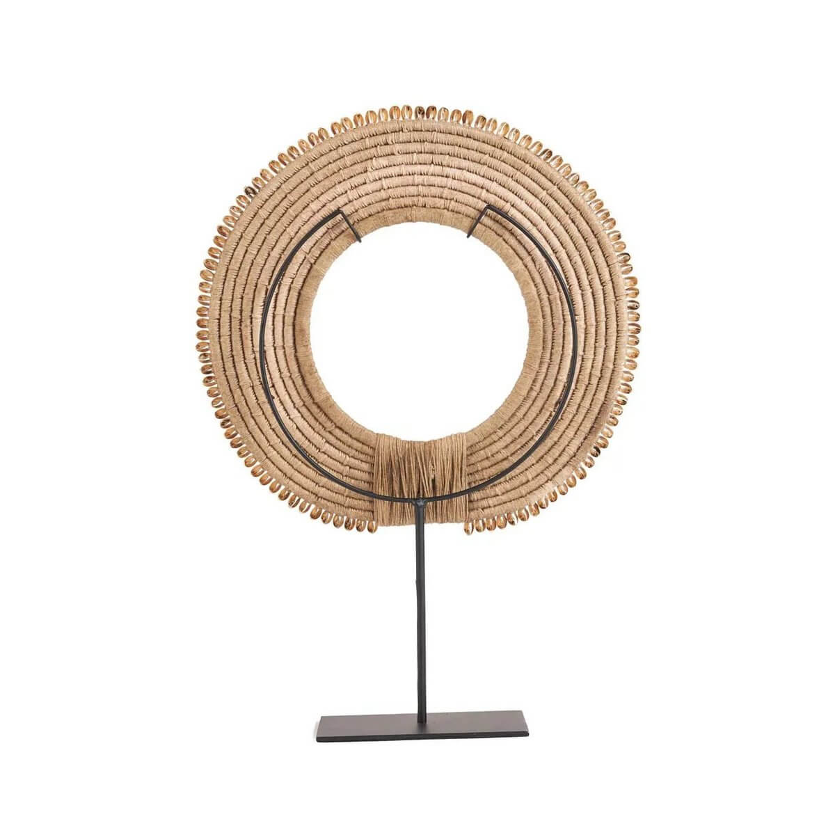 Ronde schelpdecoratie op standaard, natuurkleurig, voor een rustige stranduitstraling in huis.