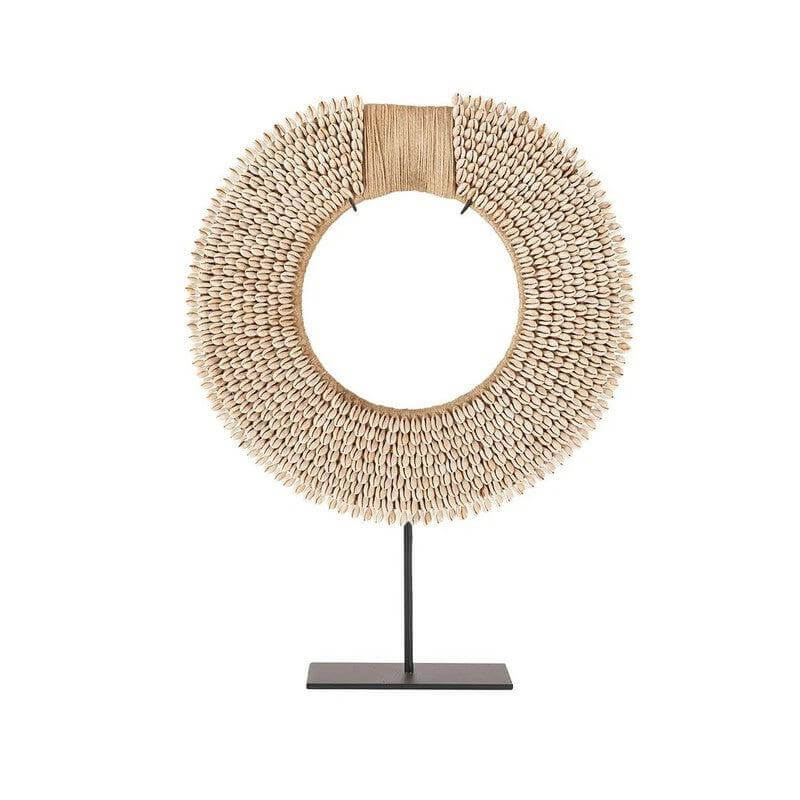 Decoratieve schelp op standaard, natuurkleurig, met gedetailleerde rondingen voor een rustgevende uitstraling in elke kamer.