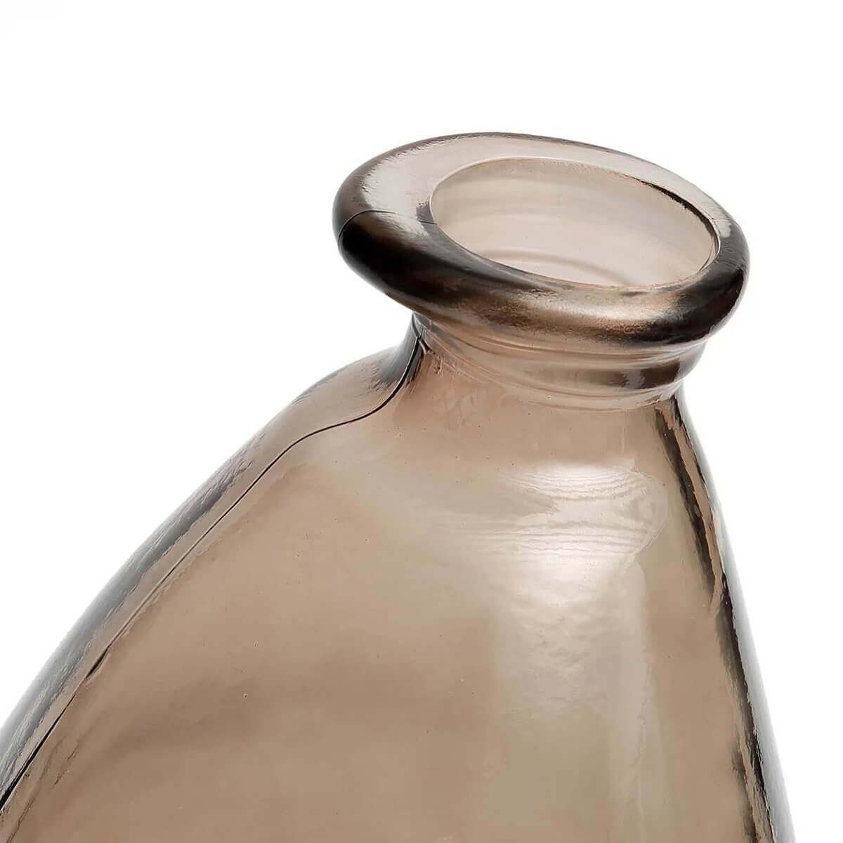 De Shudi Vaas - Beige, gemaakt van gerecycled glas, met een elegant gebogen ontwerp voor een tijdloze uitstraling in elk interieur.