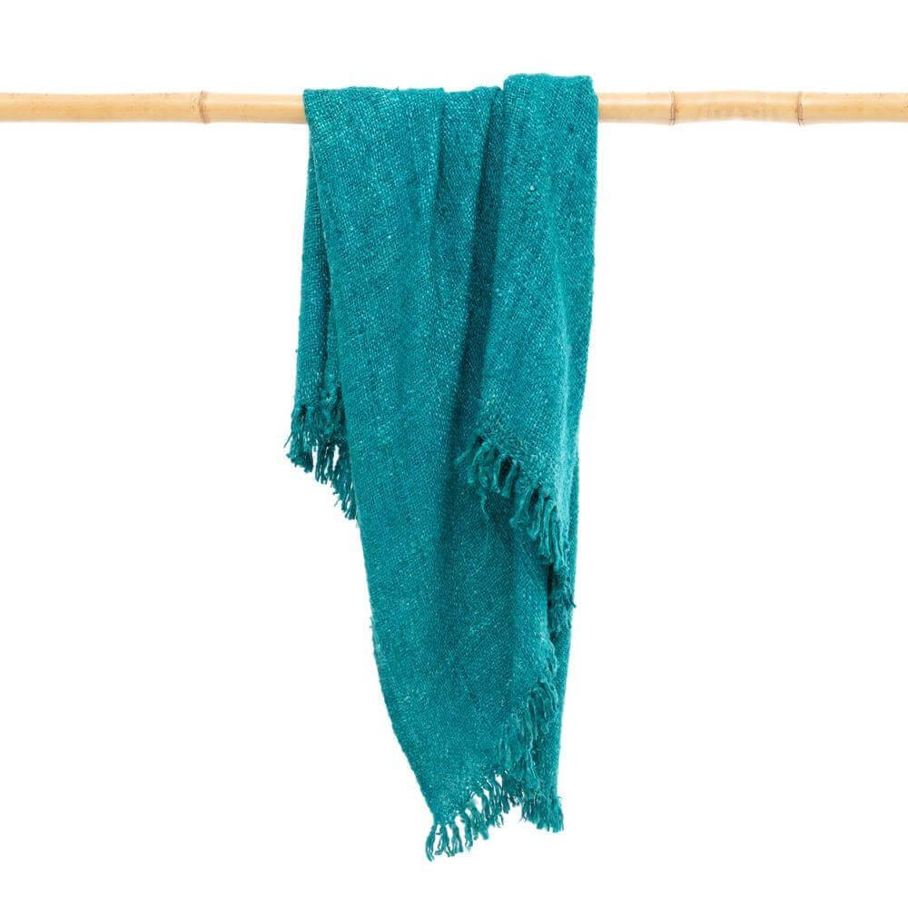 Luxe aqua handgeweven plaid met franjes, gemaakt van katoen. Perfect voor een warme, gezellige sfeer in elk interieur.