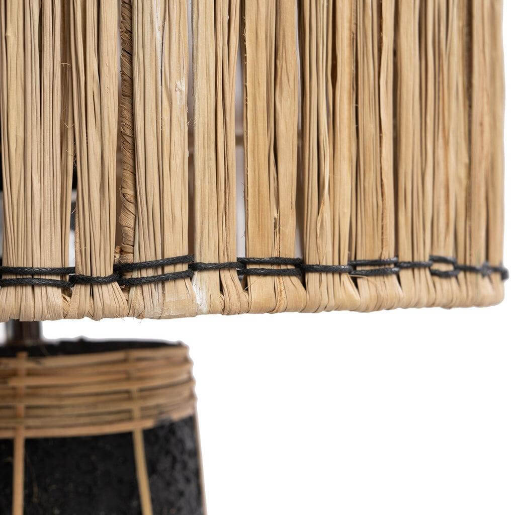 Detail van De Skiathos Tafellamp in naturel zwart met handgemaakte rotan en gras kap, perfecte aanvulling voor sfeer en stijl.