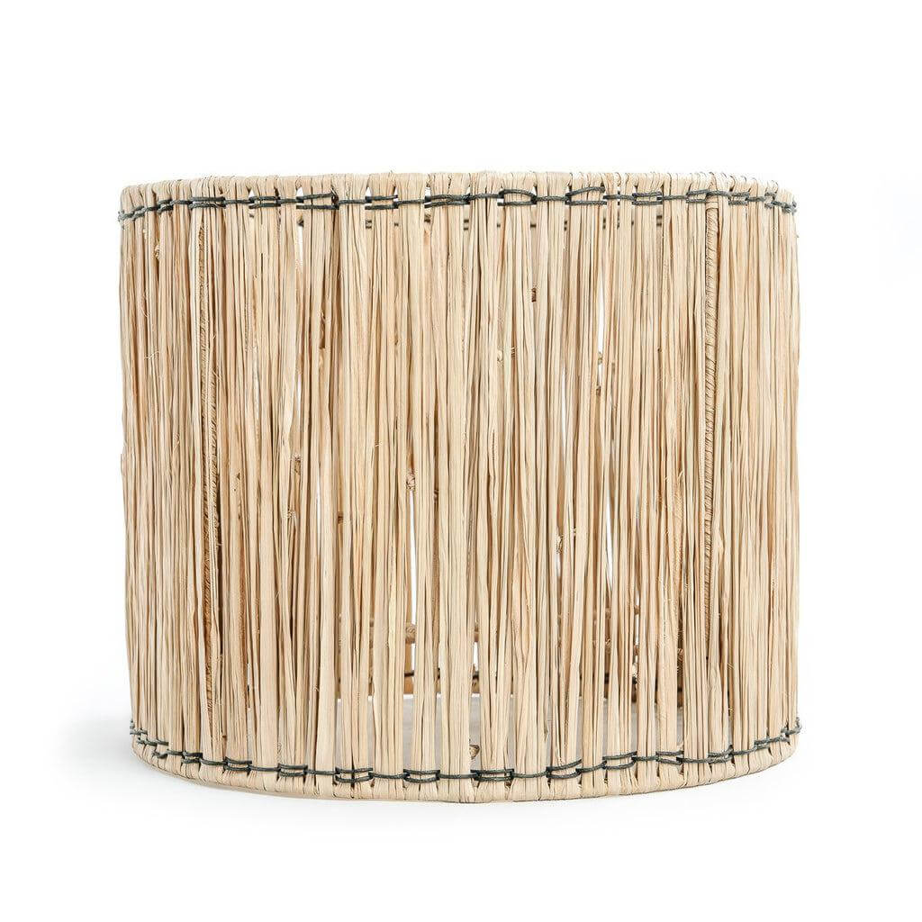De Skiathos tafellamp met natuurlijke rotan kap en zwart terracotta decor. Perfecte sfeermaker voor woonkamers of nachtkastjes.