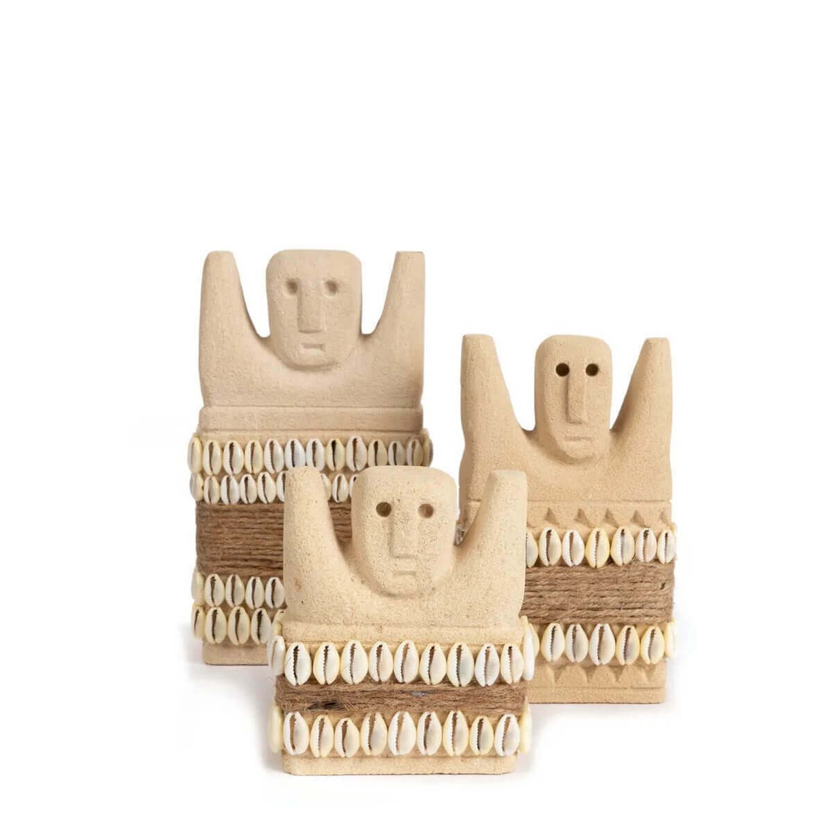 Alt Tag: Drie stenen beelden uit Sumba, Indonesië, met handgesneden zandsteen en traditionele schelpmotieven voor bescherming.