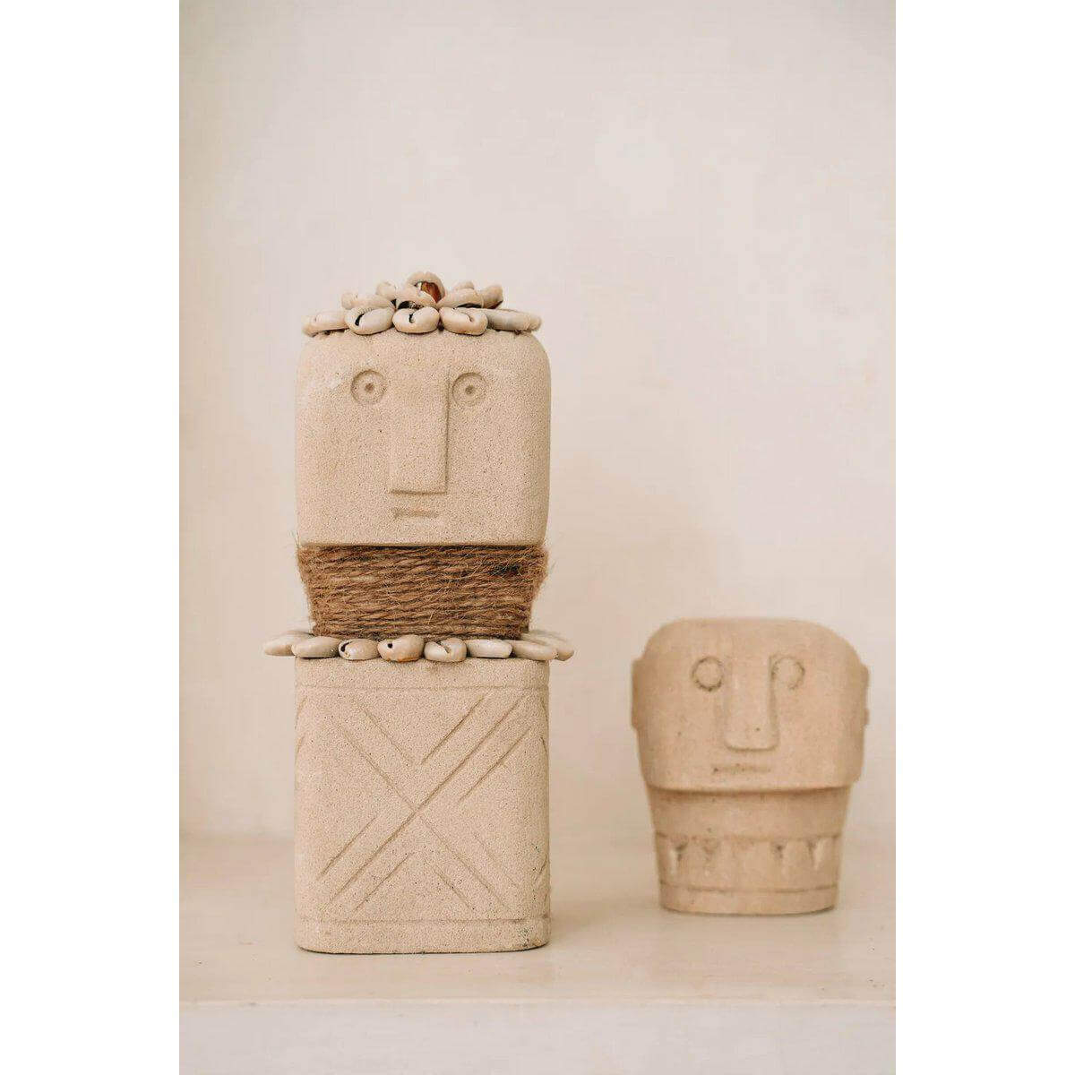 Handgesneden Sumba-steenbeelden uit zandsteen, gemaakt door lokale ambachtslieden. Bescherming en genezing, Indonesië, Sumba.