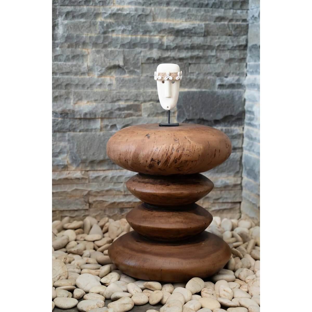 De Sumba-steen #34 on stand, hand-carved sandstone statue from Sumba, Indonesia, perfect for bohemian decor and protection.