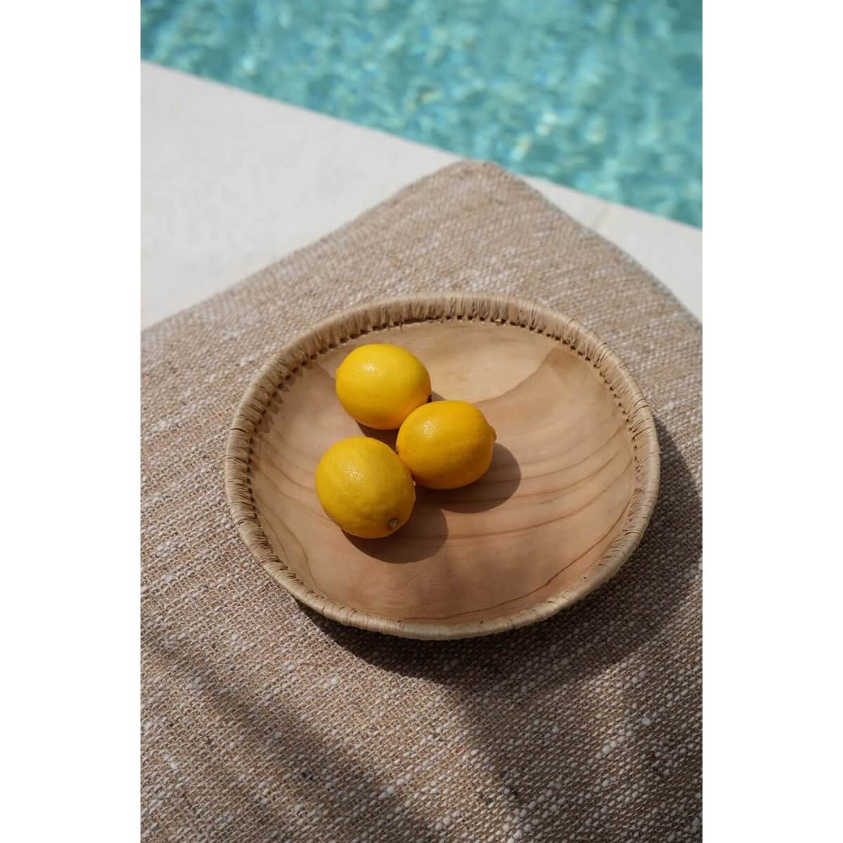 Handgemaakte teakhouten kom met citroenen, natuurlijk design, ideaal voor tafeldecoratie. Perfect voor een stijlvolle, organische uitstraling.