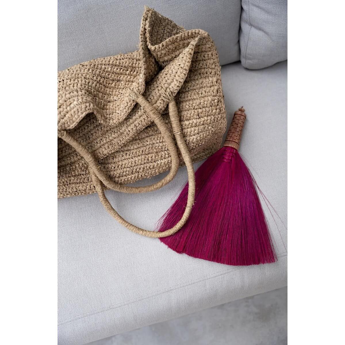 Lichtgewicht, ruime De Ti Amo raffia shopper tas perfect voor strand en winkelen, met kleurrijke decoratieve bezem.