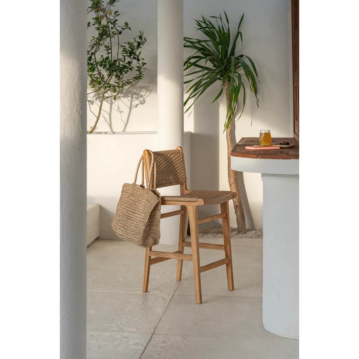 Alt Tag: Stijlvolle De Ti Amo raffia shopper tas op houten stoel, perfect voor dagelijks gebruik en strand-uitstapjes.