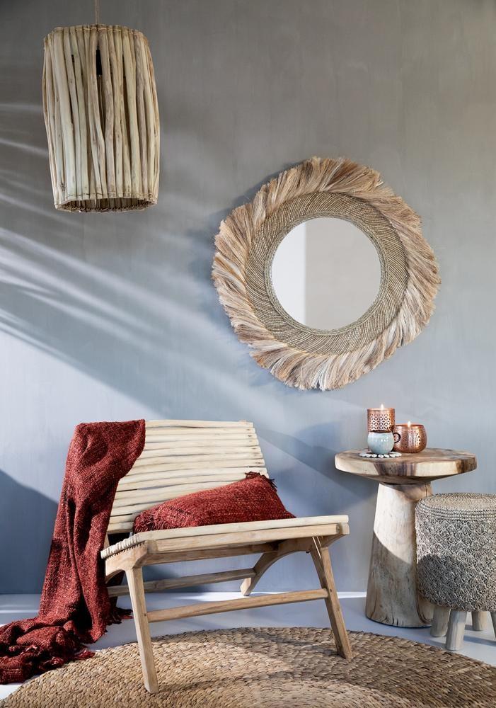Stijlvolle woonkamer met de handgemaakte De Timber Conic bijzettafel, natuurlijke accenten en houten decor.