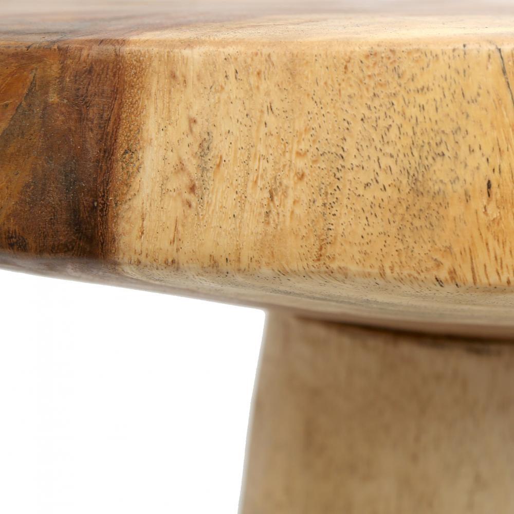 Detail van de handgemaakte De Timber Conic bijzettafel, gemaakt van Munggur hout met unieke natuurlijke scheuren en texturen.