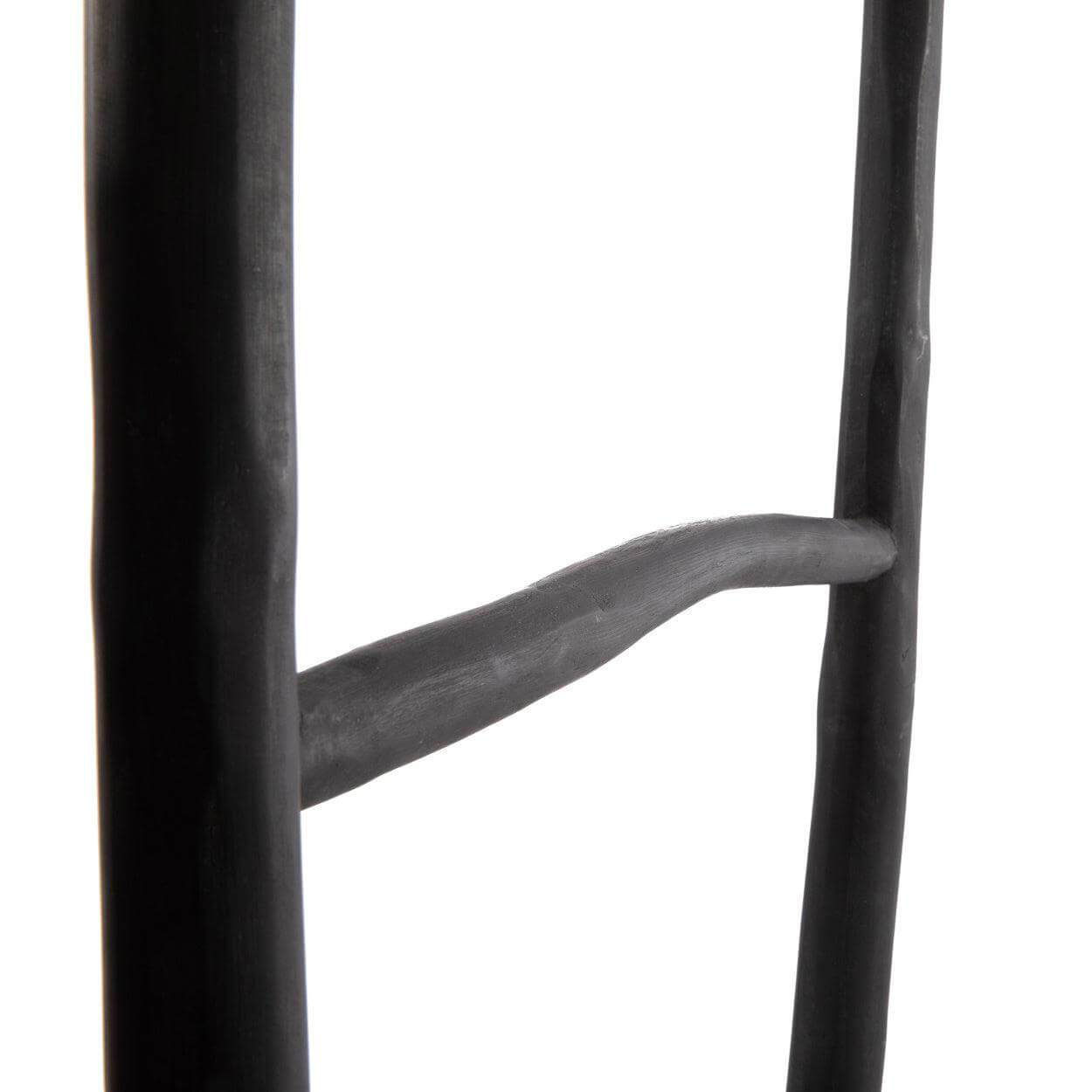 Massief teakhouten boho ladder zwart, decoratief en functioneel voor handdoeken en plaids in badkamer of woonkamer.