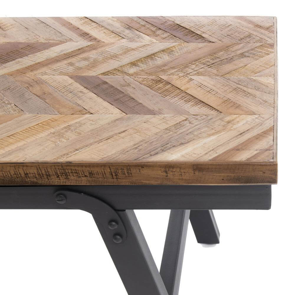 Teakhouten eettafel met visgraatpatroon op zwarte ijzeren poten, inklapbaar, ideaal voor binnen of overdekt buiten, naturel kleur.