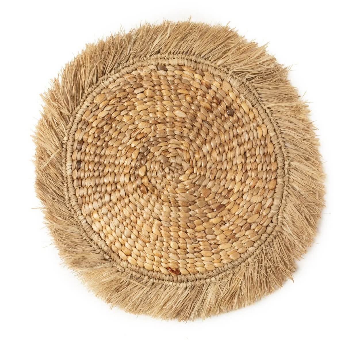 Bohemian style De Waterhyacint Raffia Placemat in natural hues, handwoven for a tropical table setting, by Bazar Bizar Living.