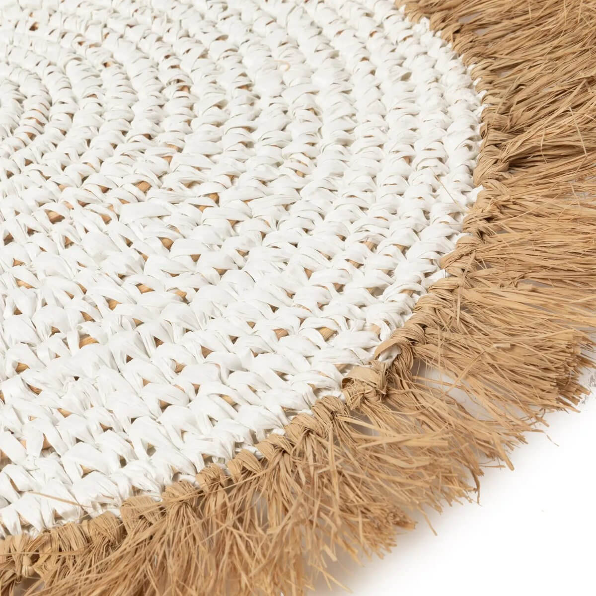 Bohemian De Waterhyacint Raffia Placemat in white and natural tones, perfect for indoor and covered outdoor dining.