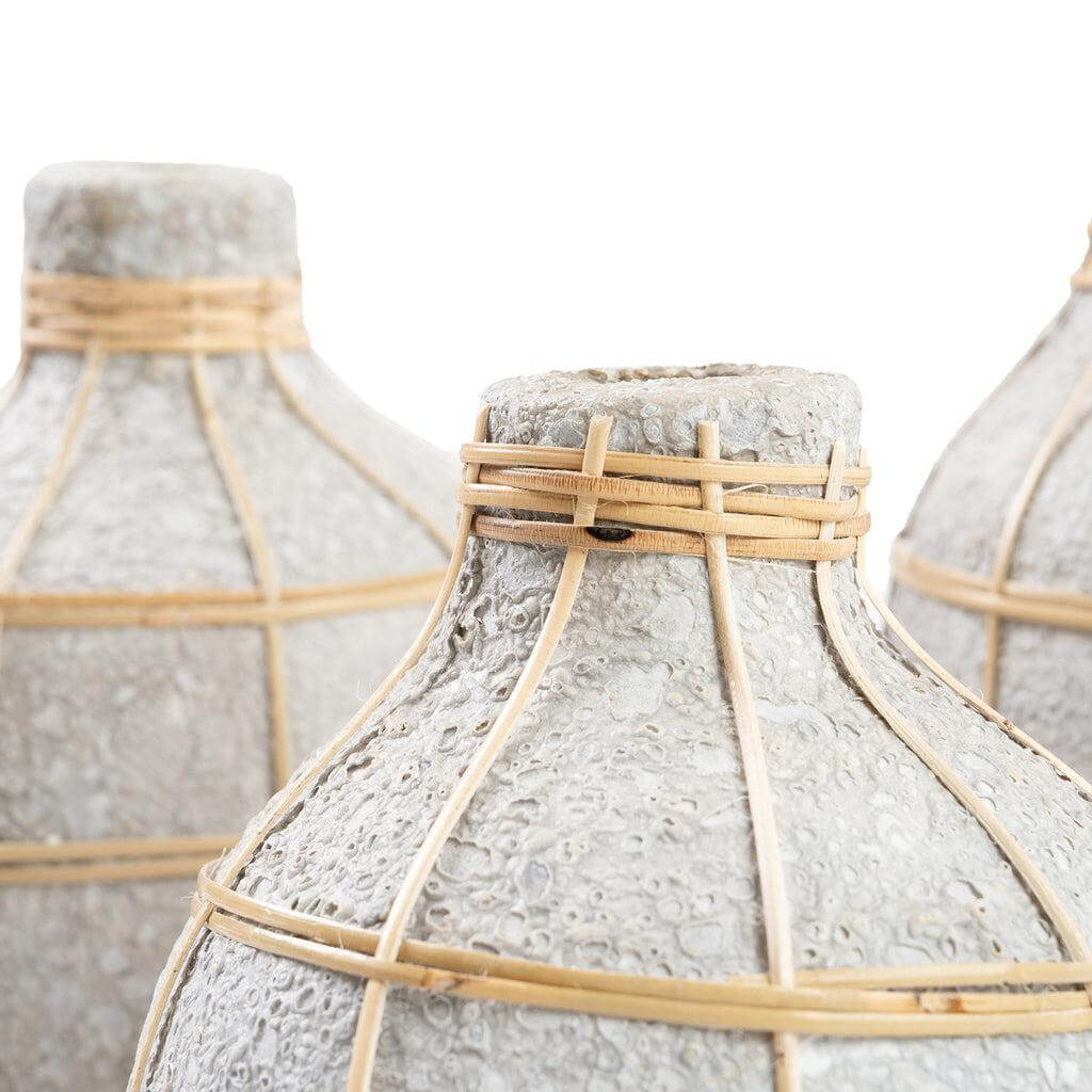 De Whoopy Vaas in betongrijs met rotan detail, perfect voor droogbloemen decor; niet waterdicht, ideaal voor interieur styling.