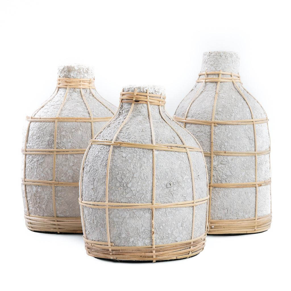 Drie betongrijze vazen met rotan details, perfect voor interieurdecoratie met droogbloemen. Geeft een kustgevoel, niet waterdicht.