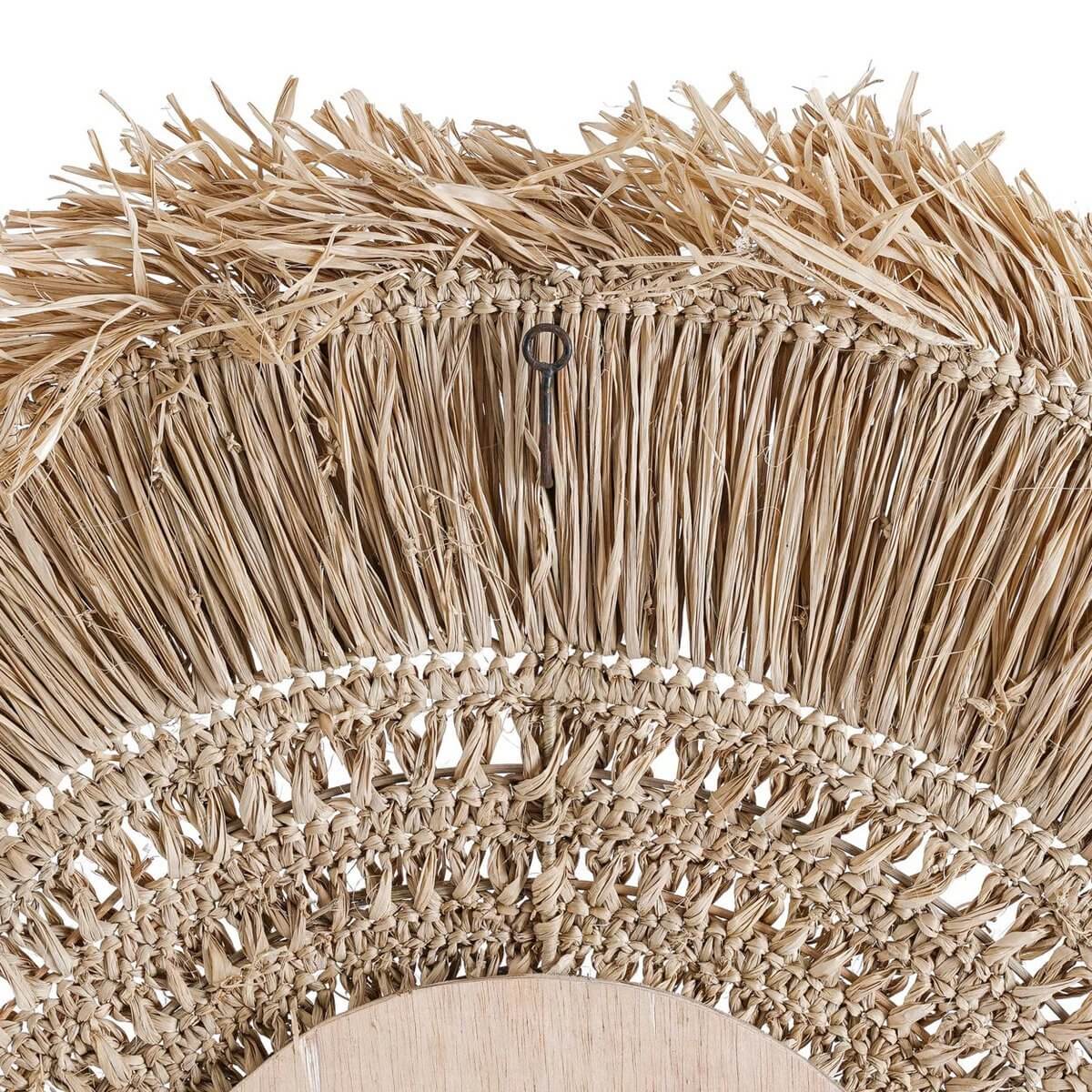 Detail van De Yuki Spiegel in natuurlijke raffiaweefsels, straalt moderne kustsfeer uit, perfect voor elk interieur.