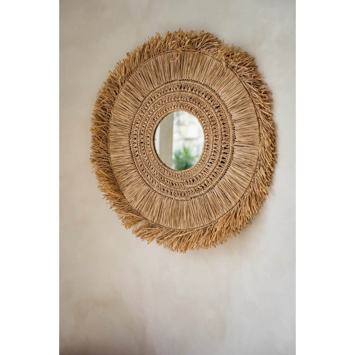 Ronde Yuki-spiegel met natuurlijke raffia-weefsels en kust uitstraling voor elk interieur.