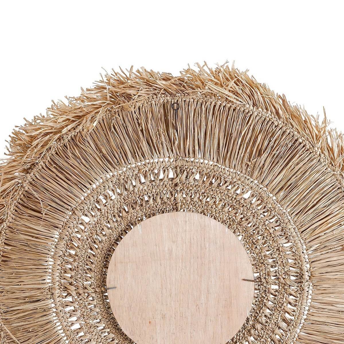 Detail van de Yuki-spiegel met ringen van raffia weefsels en natuurlijke franjes, straalt kustsfeer uit voor elk interieur.
