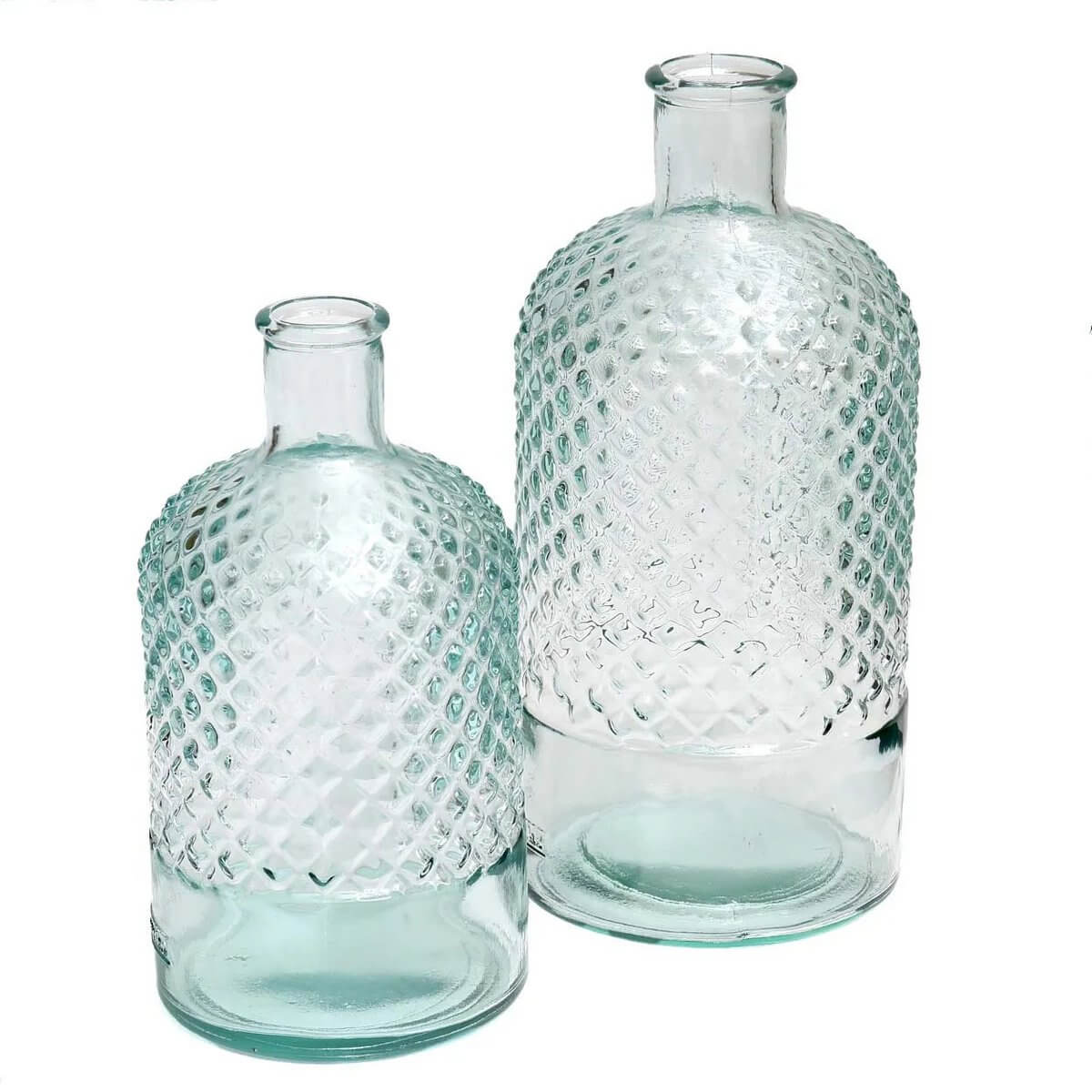 Bohemian-inspired Zuanshí bottles in elegant blue glass, perfect for stylish hydration and adding flair to any occasion.