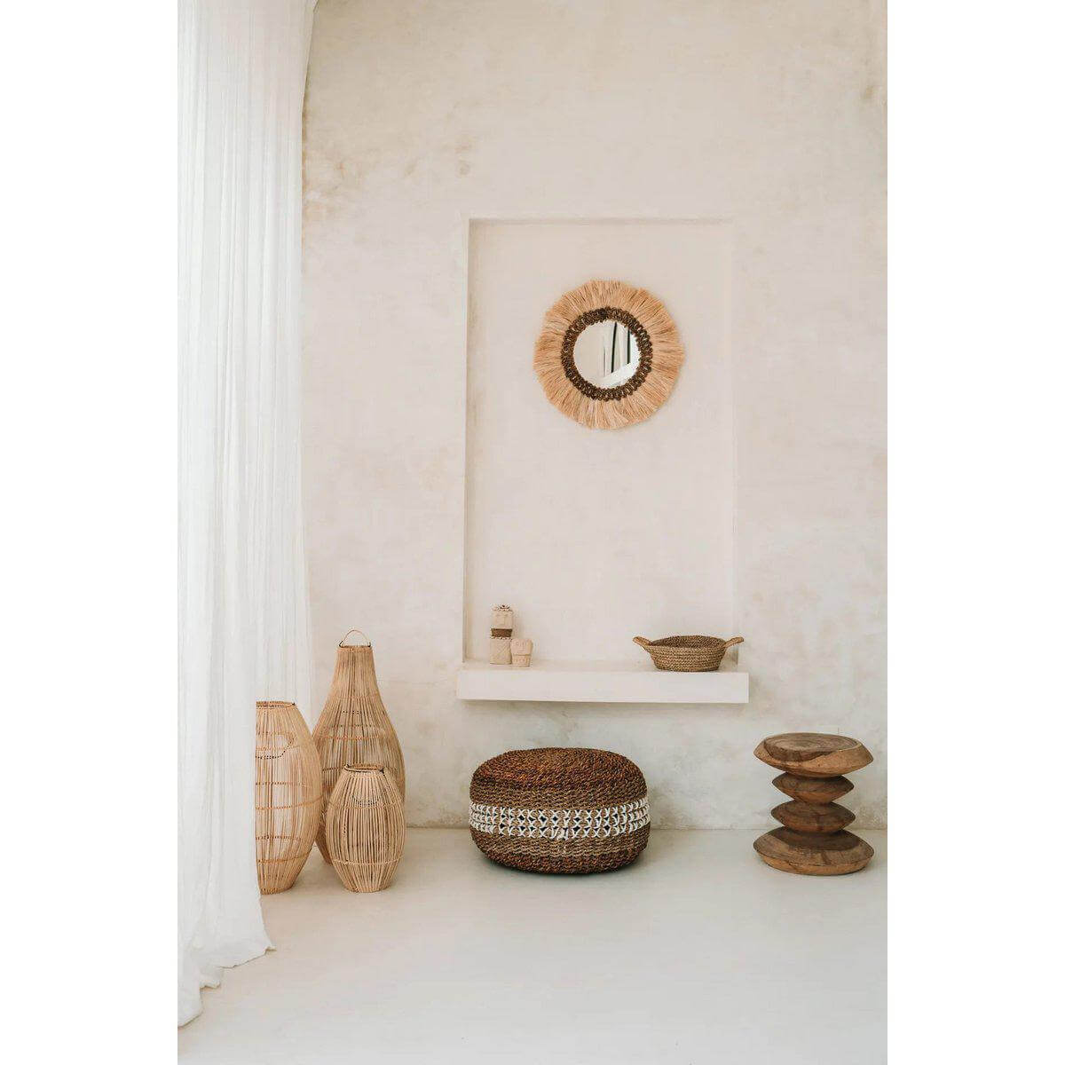 Boho woonkamer decor met rotan lampen en spiegel