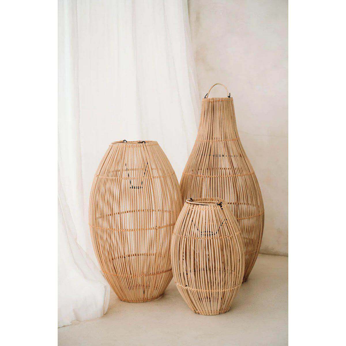Drie cilindervormige rotan lampen De Zuri Hanger - Naturel - L, ideaal voor sfeervolle verlichting in woonkamer of overdekte buitenruimte.