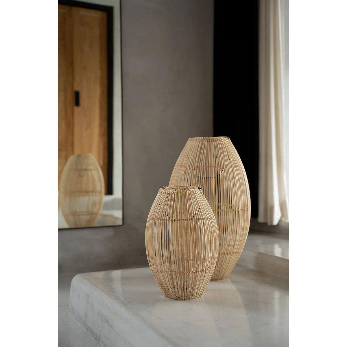 De Zuri-hanger Naturel M: Rotan cilindervormige lampen zonder bedrading, geschikt als hanglamp of vloerlamp, sfeervol en gezellig.