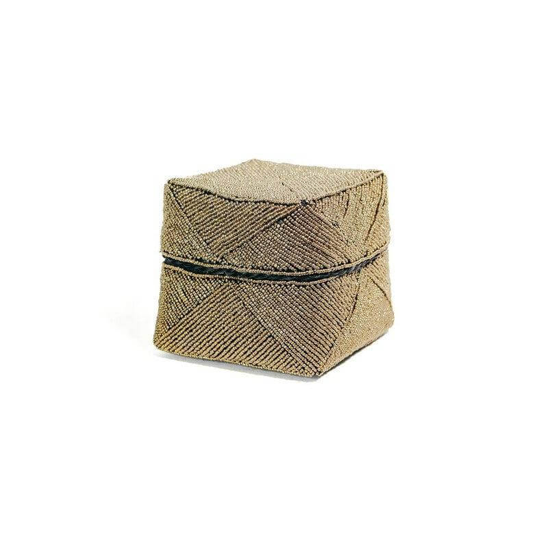 Handgemaakte Balinese kralendoos in goud, perfect als decoratie of opberger, geïnspireerd op ceremoniële tradities. Stijlvol en uniek.