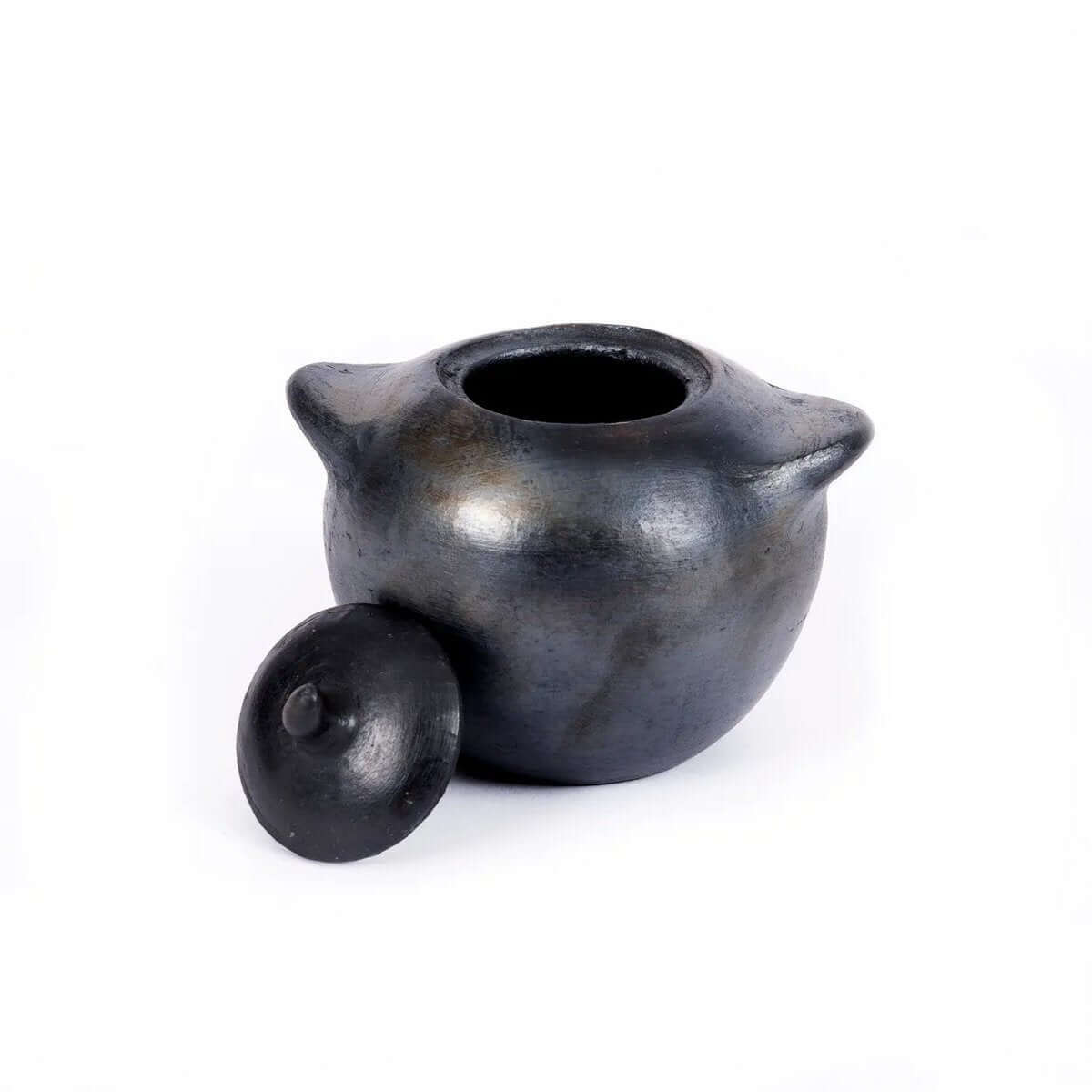 Zwartgeblakerde pot uit de Burned-collectie, perfect voor kleurrijke maaltijden, verkrijgbare maten: klein, middel, groot.