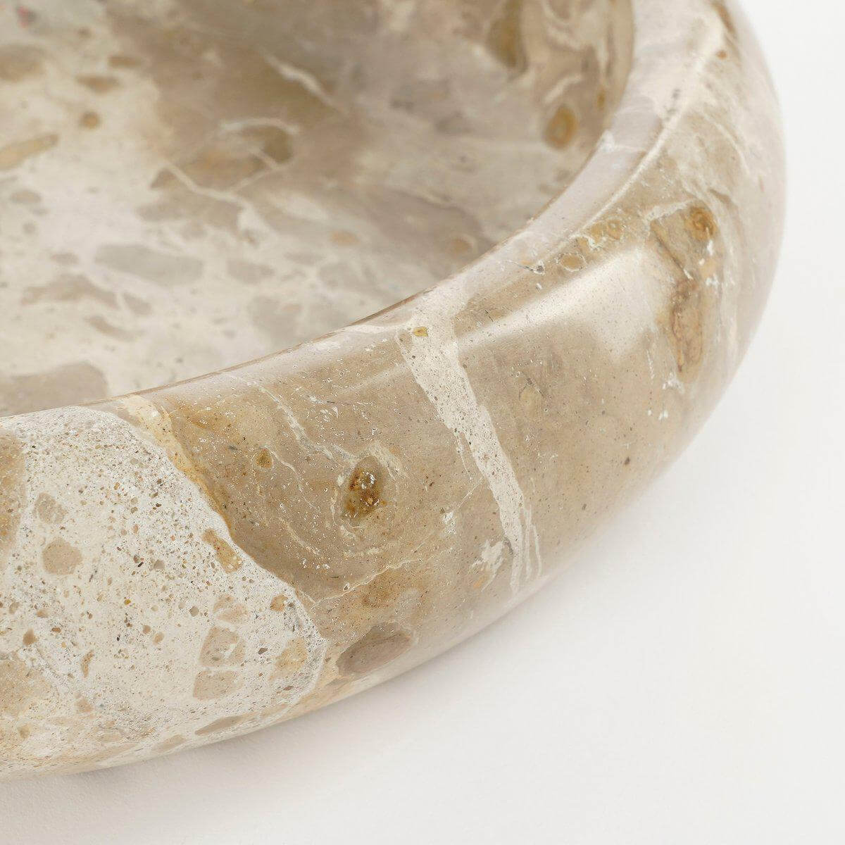 Detail van Finnos schaal met beige marmeren patronen en bolvormige rand van Mica Decorations, luxe en tijdloos design voor je interieur.