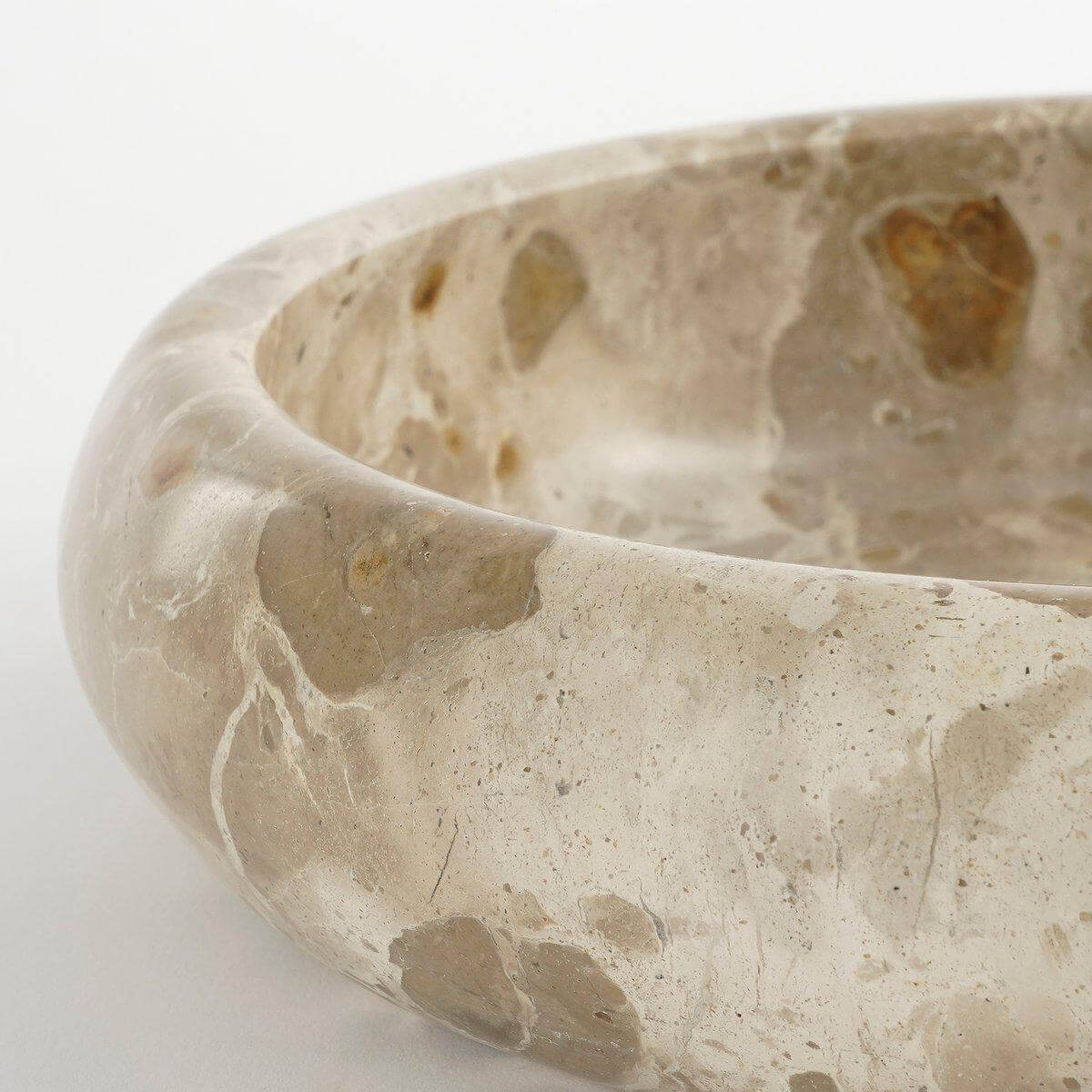 Finnos schaal van marmer met beige tinten en unieke patronen, bolvormige rand van Mica Decorations voor een luxe interieur.