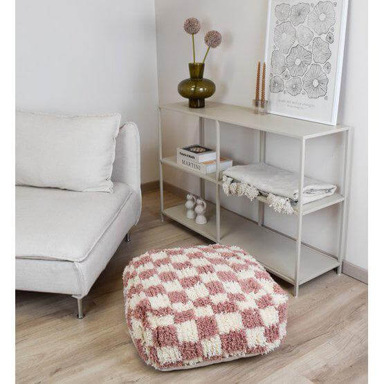 Gezellig Marokkaans geruit vloerkussen in roze en wit, handgemaakt en stijlvol in een moderne woonkamer. Voeg elegantie toe met comfort.