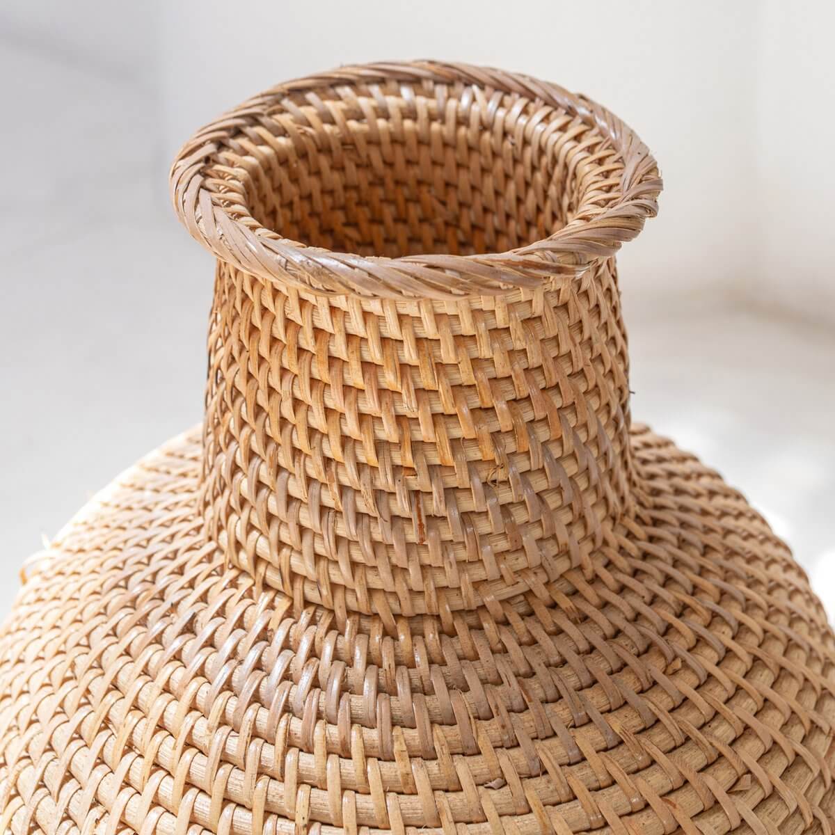 Geweven Boho Vaas KAMARI van rotan en hout, 30 cm hoog, handgemaakt en duurzaam, perfect voor gedroogde bloemen, plasticvrije verpakking.