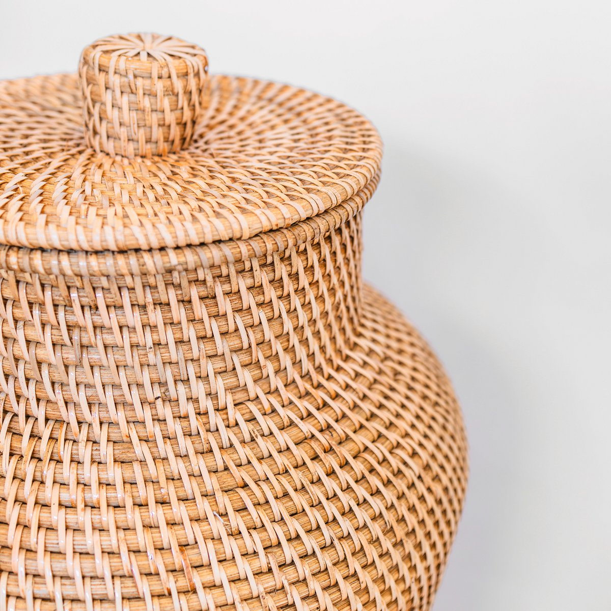 Geweven rotan vaas rond – grote boho decoratieve vaas – vaas hoog en smal – vloervaas handgemaakt van natuurlijke vezels (Ø 30 cm) KIDUNG-vazen-Soeji-Ik Hout ervan.