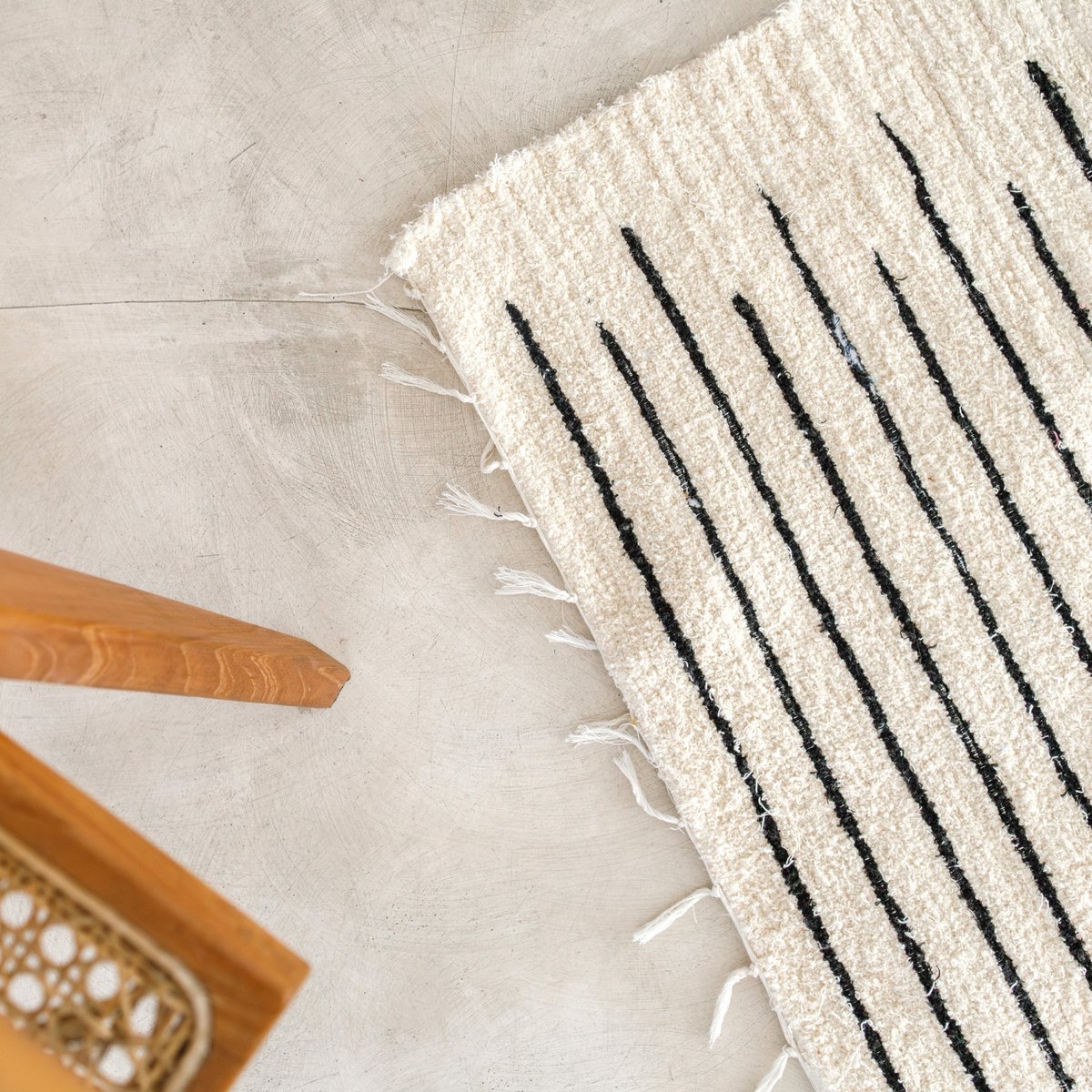 Groot vloerkleed van wit katoen met zwarte strepen 150x120 cm KERTA handgeweven-vloerkleden-Soeji-Ik Hout ervan.