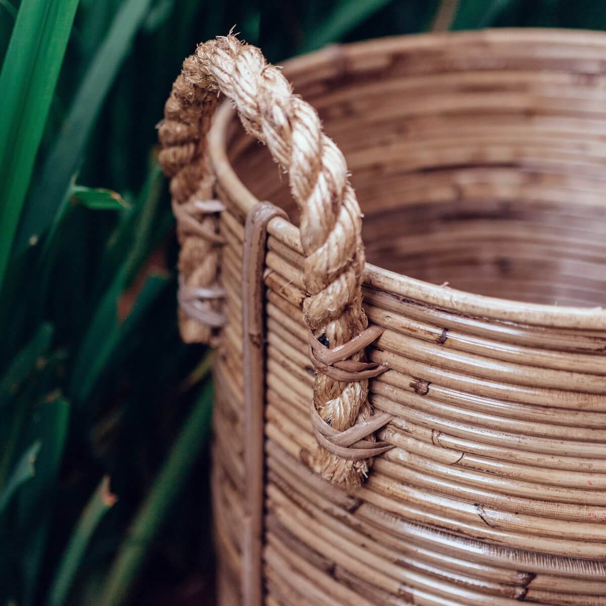 Natuurlijke rotan wasmand Otere, boho stijl met tropische charme, perfect voor opbergen van wasgoed en speelgoed, twee maten Ø 35/40 cm.